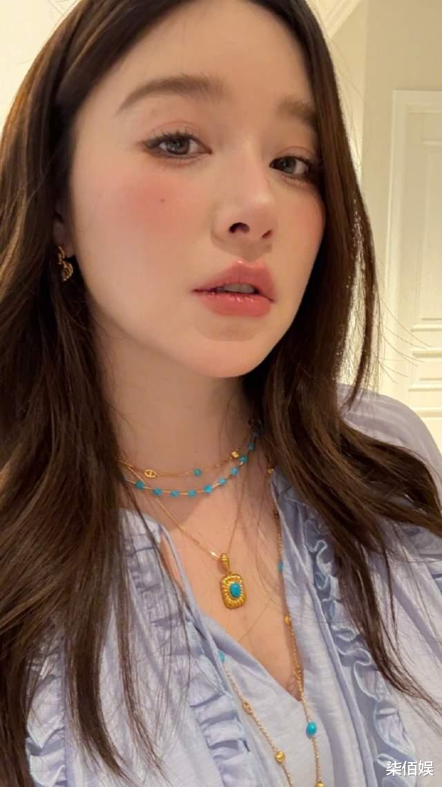 阚清子怀孕后重回颜值巅峰,孕晚期坐车里直播,发生剐蹭急忙下播