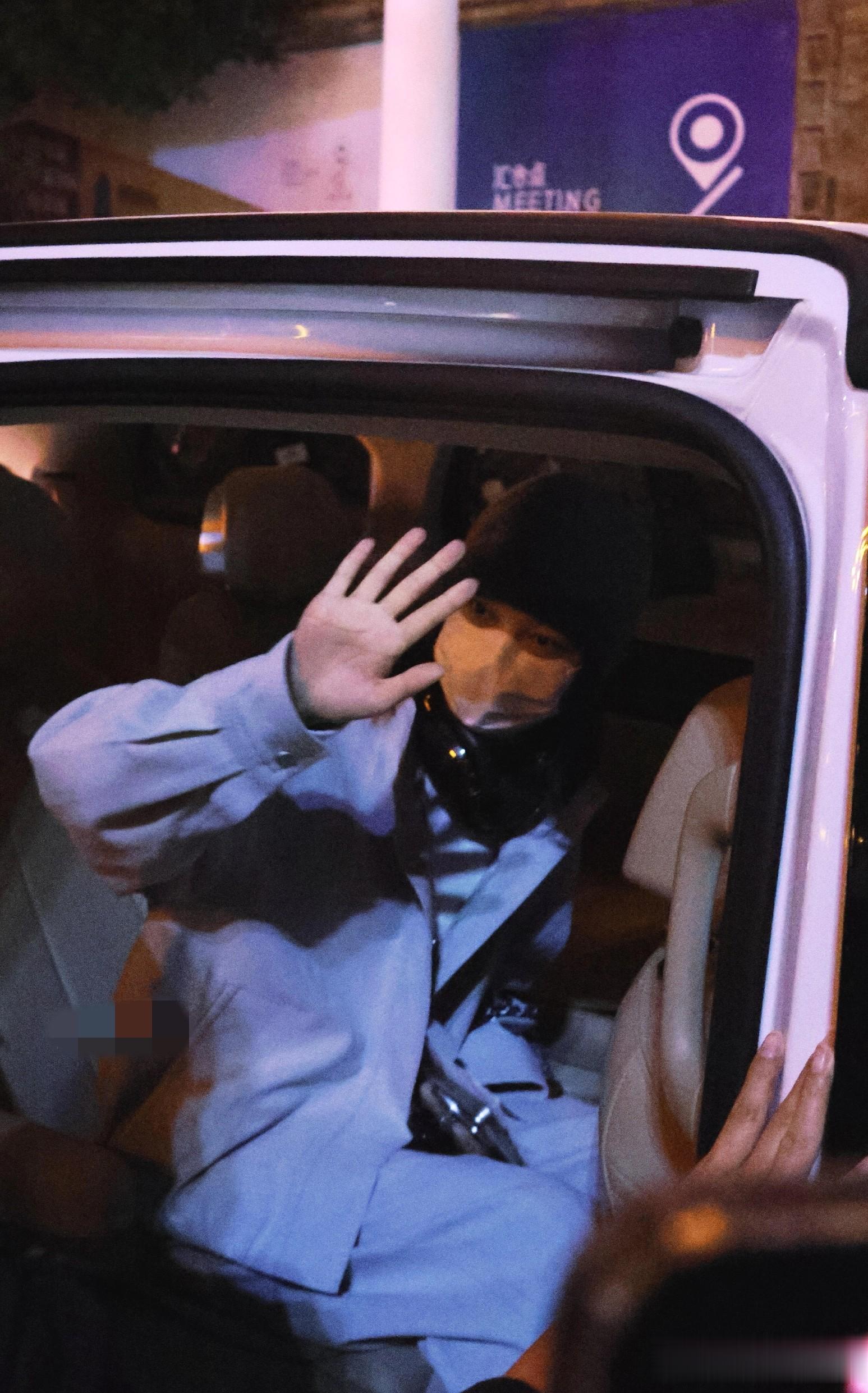 辛芷蕾平遥到达路透照,穿天蓝色皮衣套装戴着耳机 素颜出行接地气