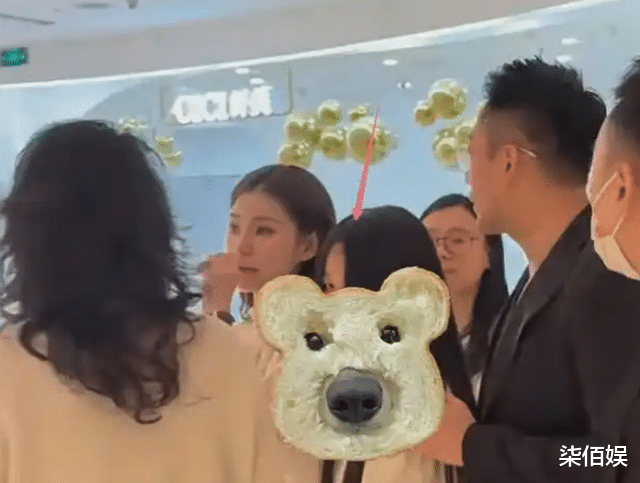 汪小菲带儿女回北京了!玥儿近照曝光,一头黑长直发像极妈妈大S