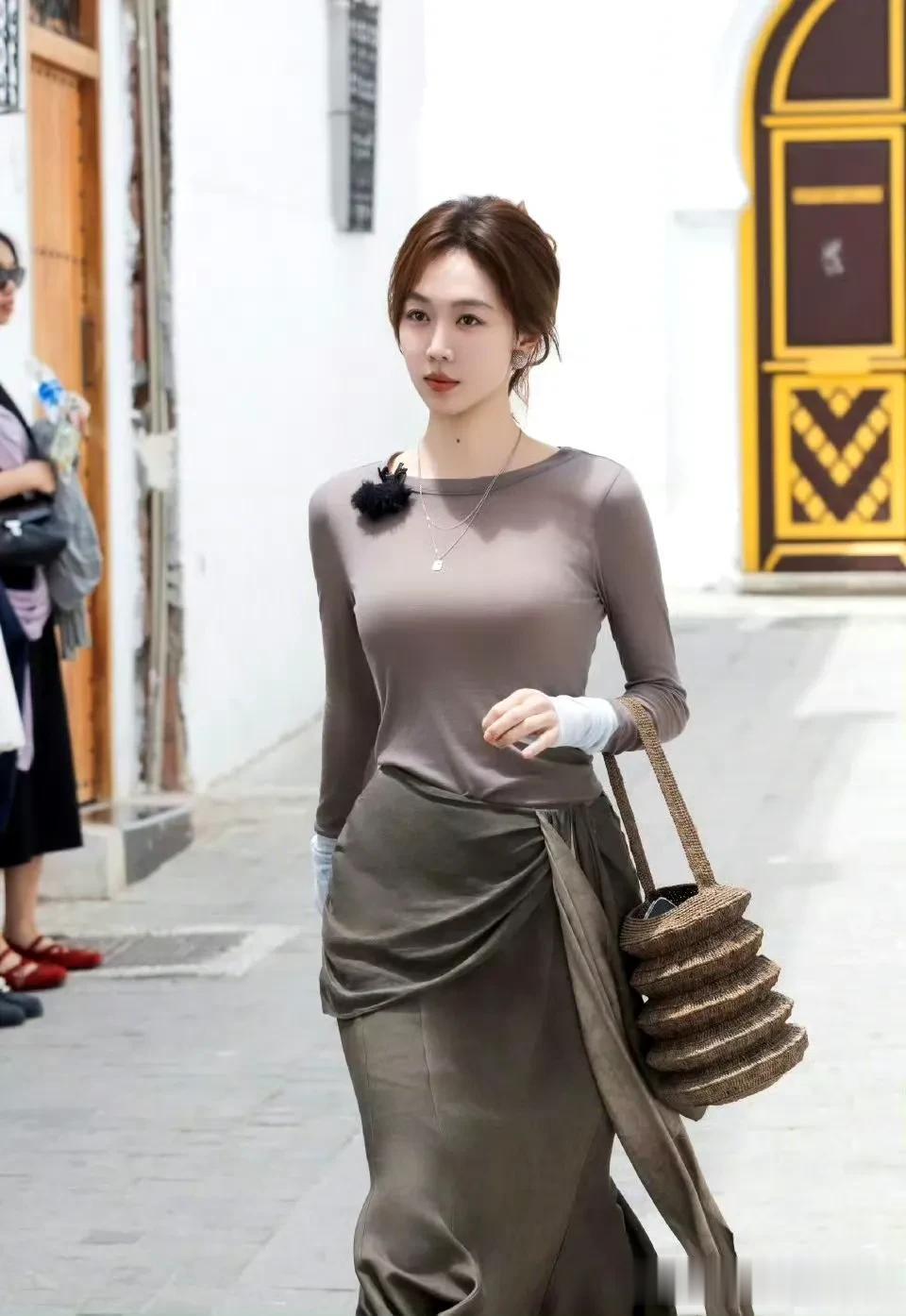 姜妍二胖今日依旧美到犯规,魅力挡不住!