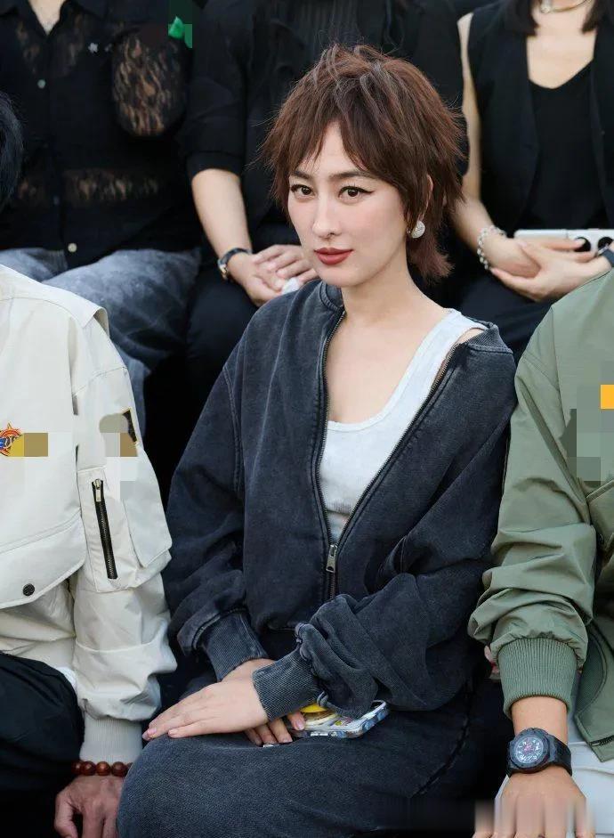 马苏剪了短发美得更高级！穿灰色夹克+半身裙好洋气，差点认不出