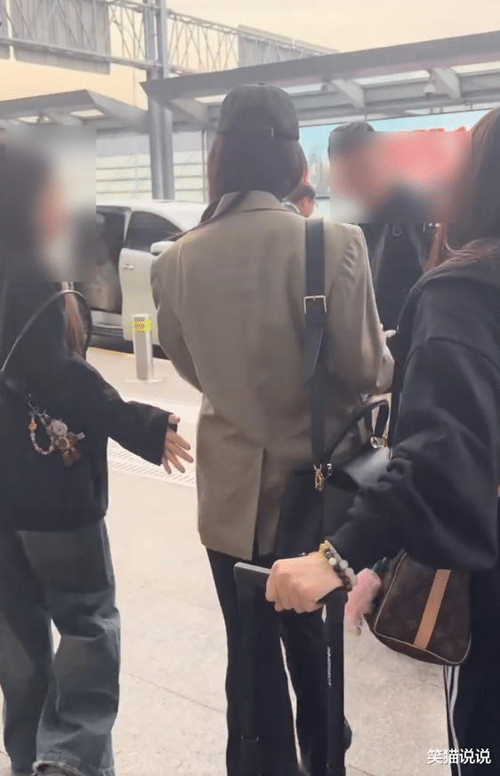 刘亦菲亮相上海机场：瘦了许多，为别人拉帘好暖心！