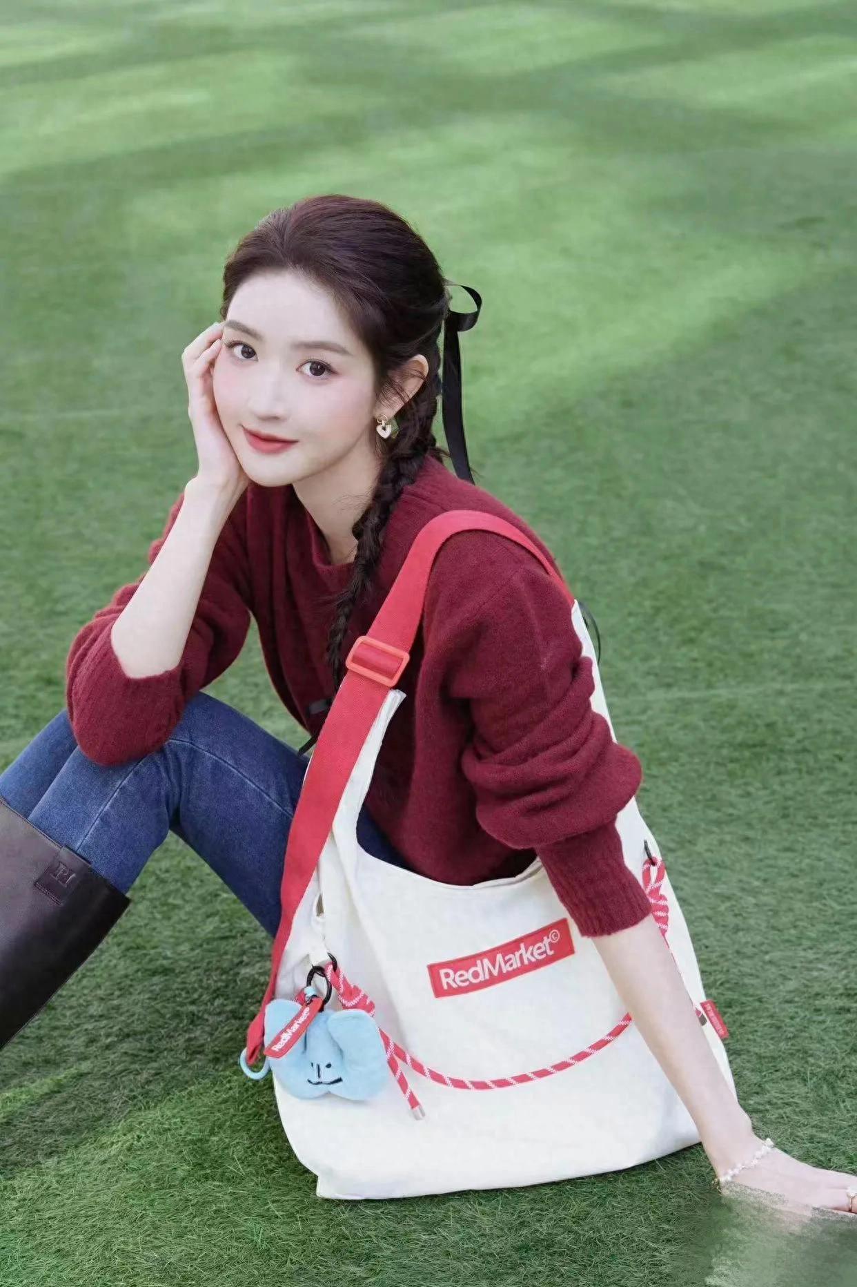 王玉雯私服穿搭真时髦！红色毛衣+牛仔裤+长筒靴，洋气又高级！