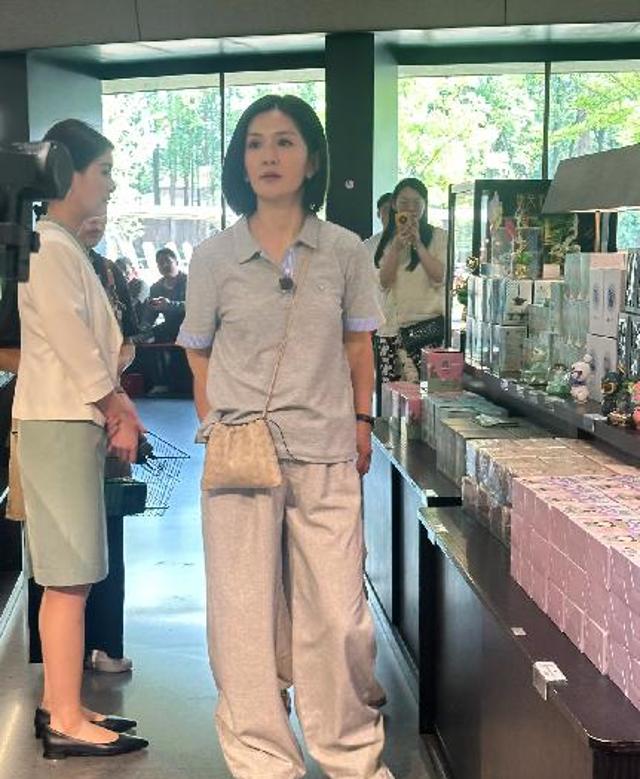 44岁谢娜在四川,皮肤光滑无瑕疵,穿衣打扮很接地气