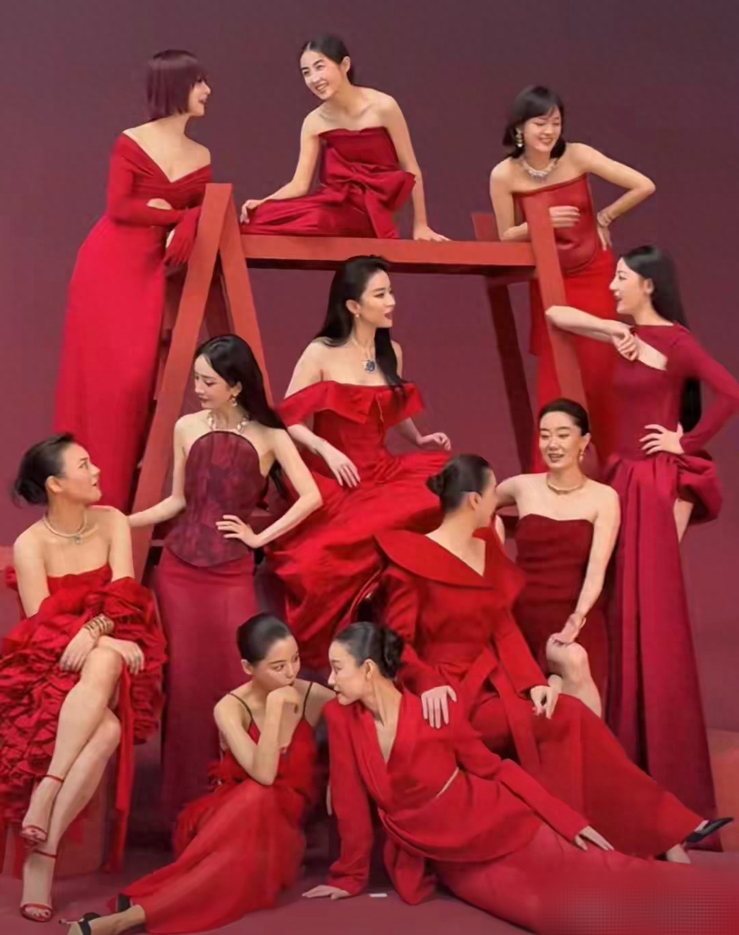 37岁马思纯素颜和母亲一起逛街显温馨，蒋文娟和蒋雯丽越来越像