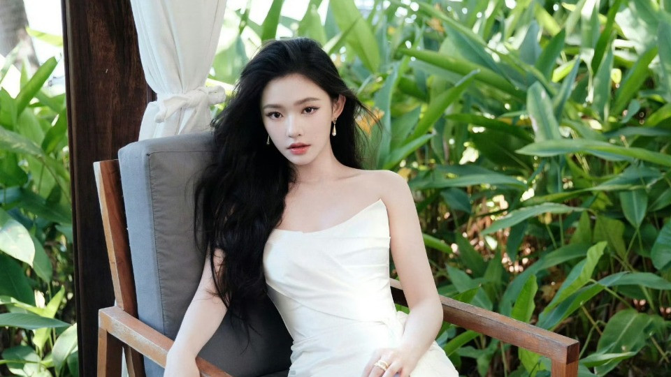 清新系美人林允：白色抹胸裙造型太惊艳，颜值身材双杀！