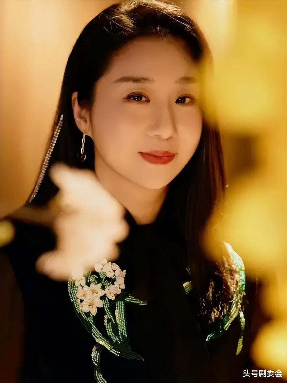 没想到，才离婚1年，傅首尔就有2个明显变化，杨幂的话得到印证