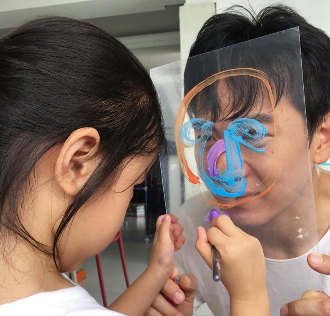 偶遇戚玉武一家四口，本人被评不好看很普通，女儿露脸长得很漂亮