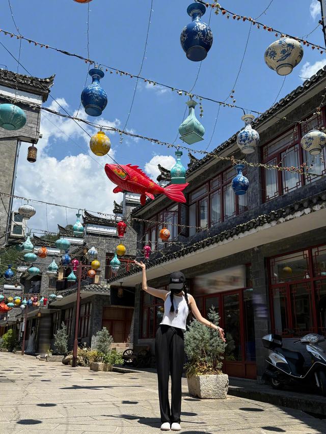 杨幂穿50块背心游江西，她扎双麻花辫俏皮，她戴黄金手链运动美！