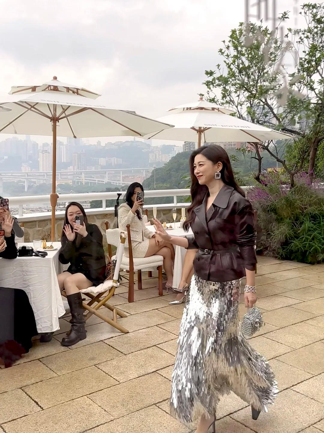 恭喜朱珠搬离老破小!和老公在豪宅做牛排请客,家里穿短袖超暖和