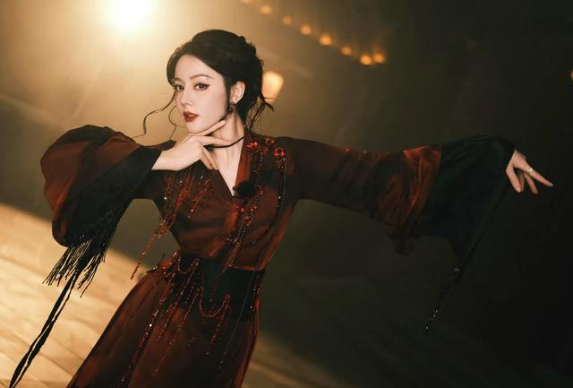 迪丽热巴暗红色长袍