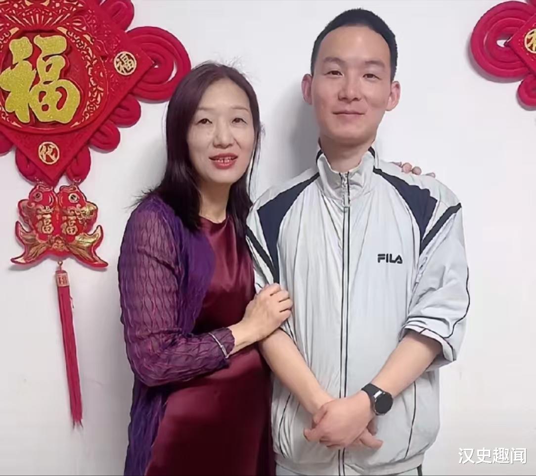 谢浩男曝爸妈已离婚，疑似大女儿威胁亲妈闺蜜，让她不要说出真相