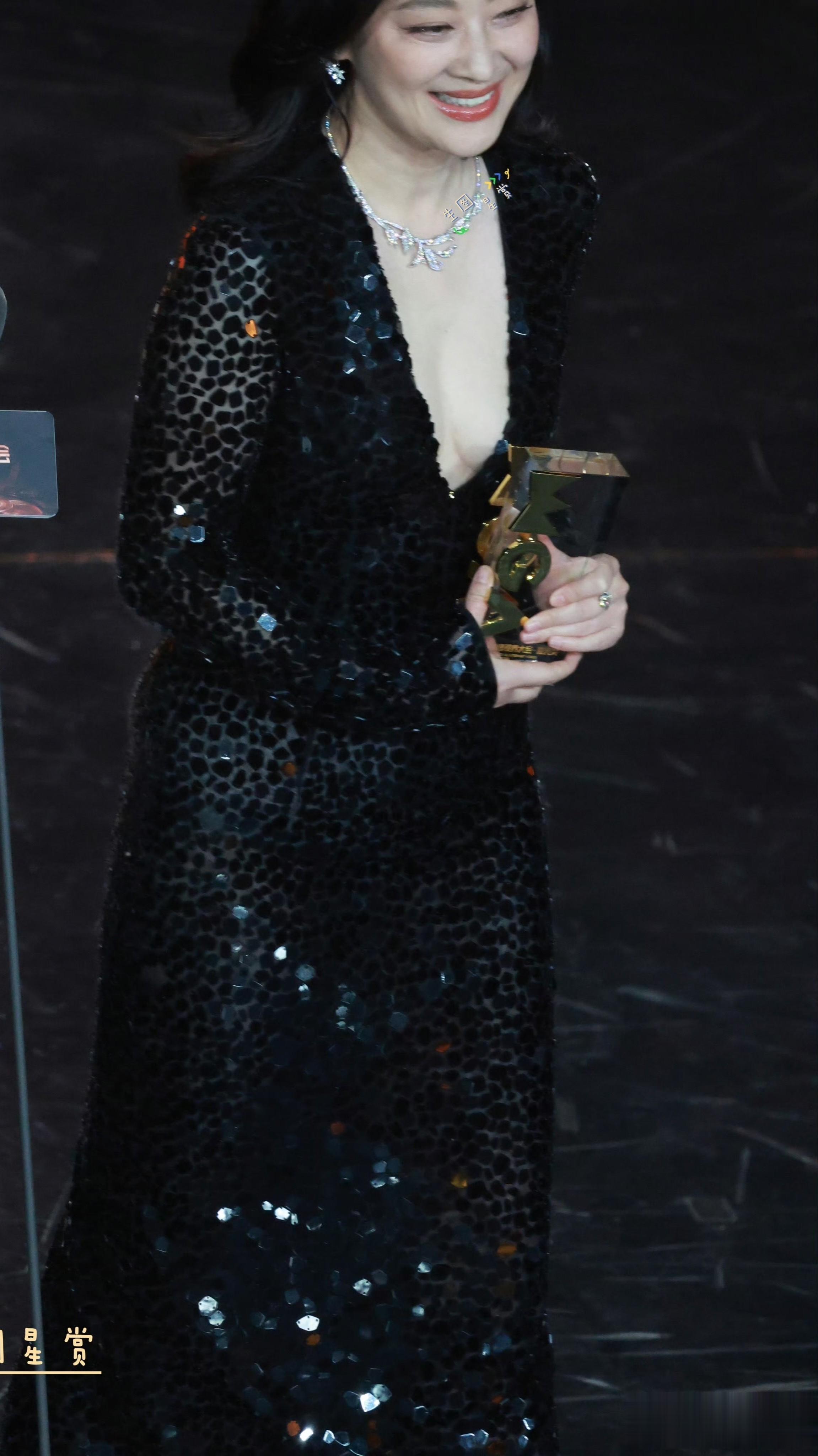 梅婷微博视界大会红毯听到粉丝叫妈妈的反应！“你好”也太温柔了