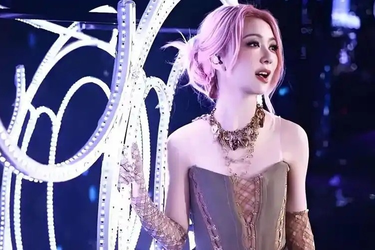 性感还是有伤风化?薛凯琪演唱会被嘲像穿尿不湿,门票价也引争议