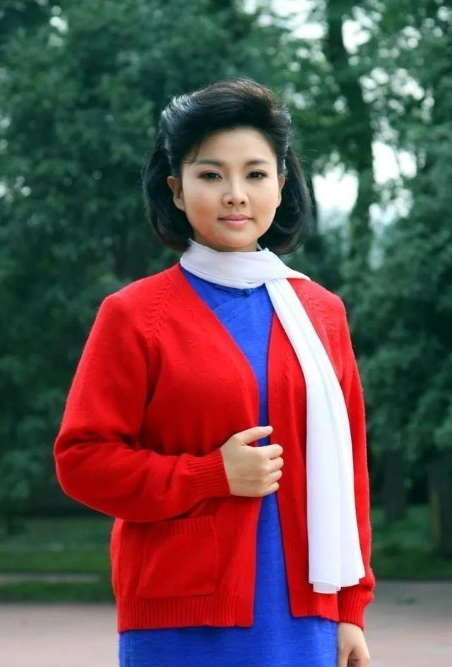 舞台上那个歌声温暖动人的女高音，曾经让无数中年观众为之动容