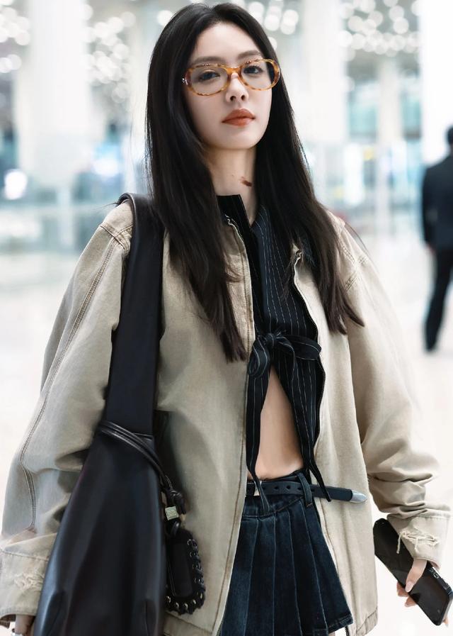 蔡文静机场照，个高腿长就是美