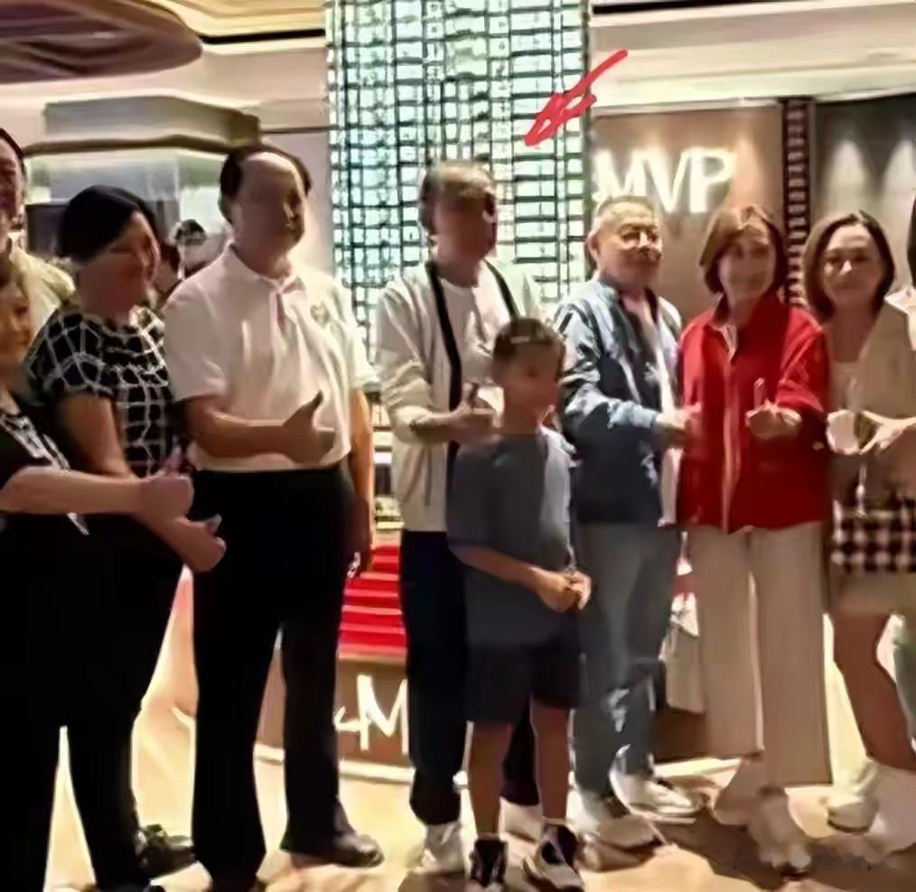 82岁杨受成带孙子买房,杨其龙头发花白比爹老,陆小曼挺大肚臃肿