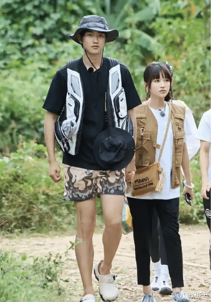 金莎和男友在江西游玩！42岁金莎打扮得像少女，孙丞潇却充满少年感