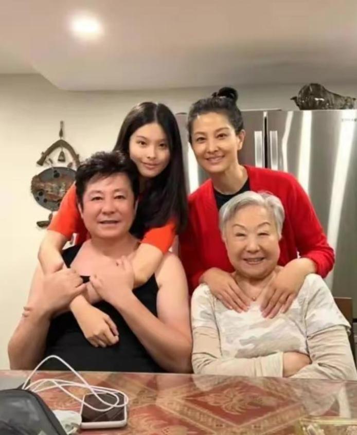 曝孙思瀚与母亲再分居!直言婆媳矛盾大爆发,只能请保姆助理伺候