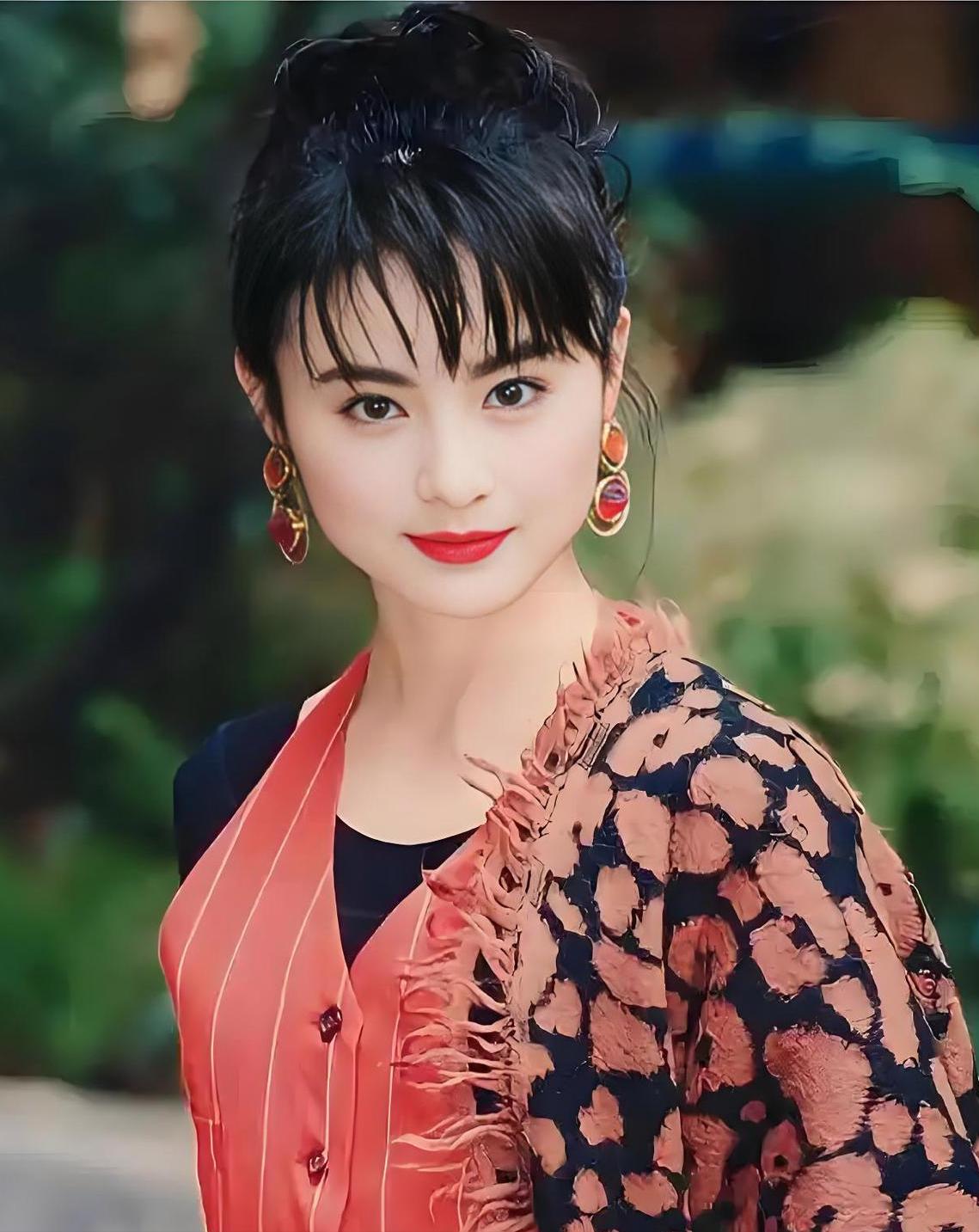 36岁嫁大17岁亿万富豪,入豪门后名声扫地,如今60岁依旧孤身一人