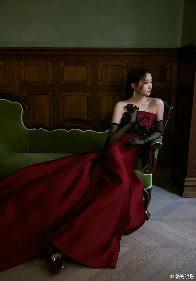 热搜第一！关晓彤造型师回应礼服争议：下次还穿