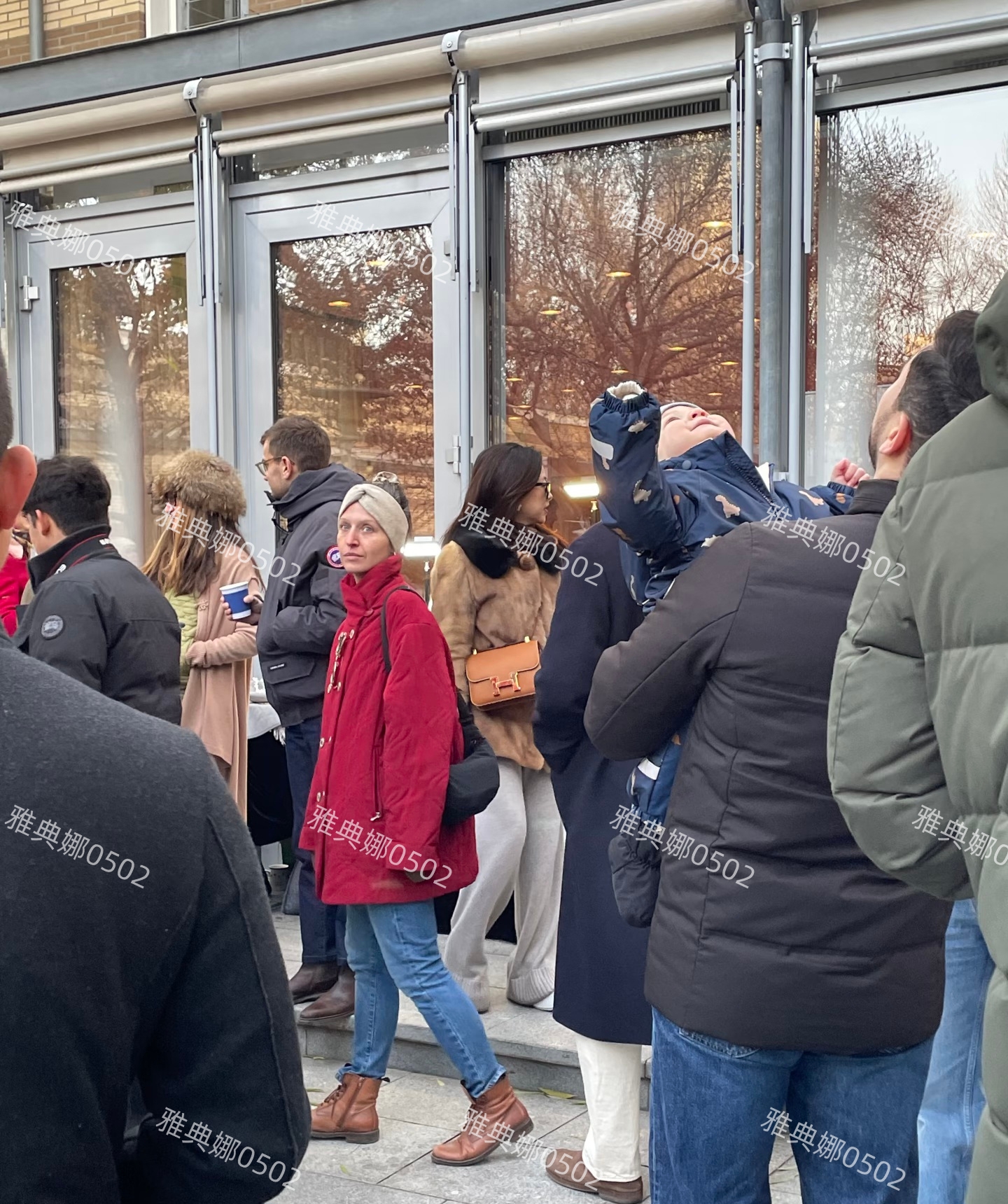 德国使馆圣诞集市偶遇朱珠一家，她老公像韩国欧巴年轻帅气衣品好