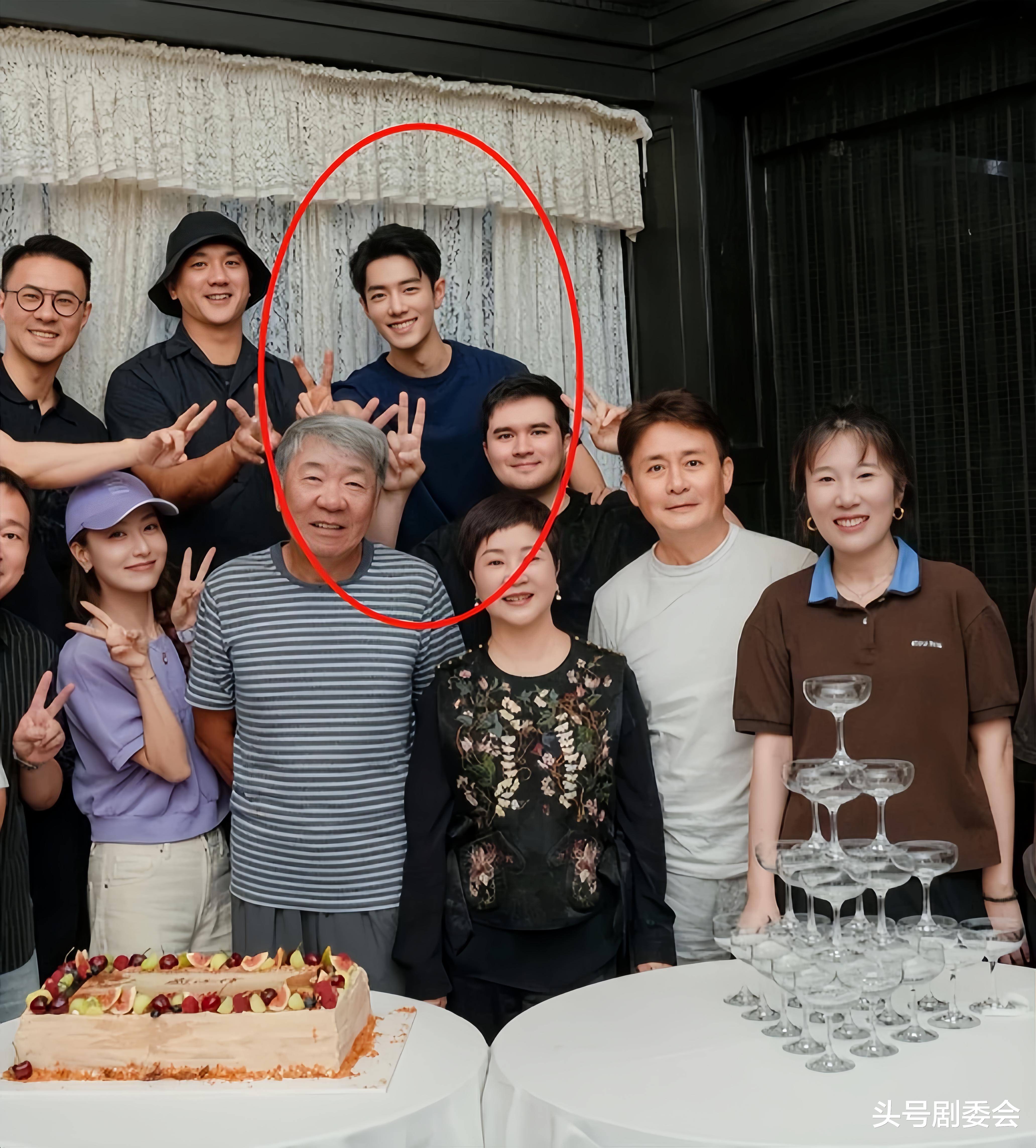 《藏海传》剧组聚餐，黄觉靠边站，白冰脸凹又垮，C位无人敢争