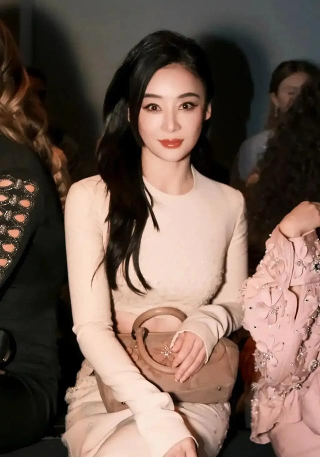 袁姗姗巴黎生图太扎心！弯腰驼背，胸下垂，昔日女神彻底垮了？