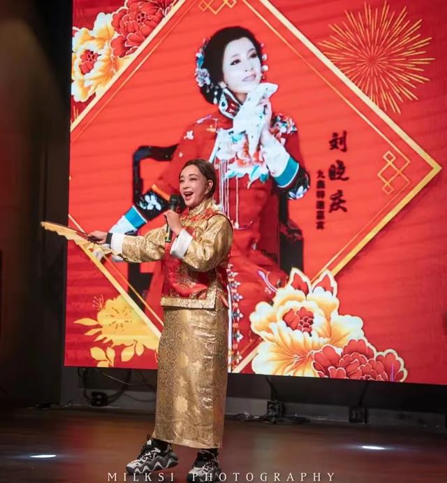 74岁刘晓庆美国演出，她穿唐装踩运动鞋好霸气，一幅字卖6000美金