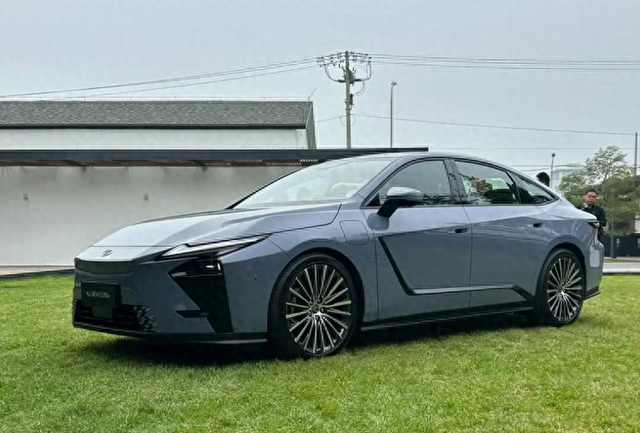 气势不输奔驰E级,全新雷克萨斯ES街头实拍图曝光,预计25万起售