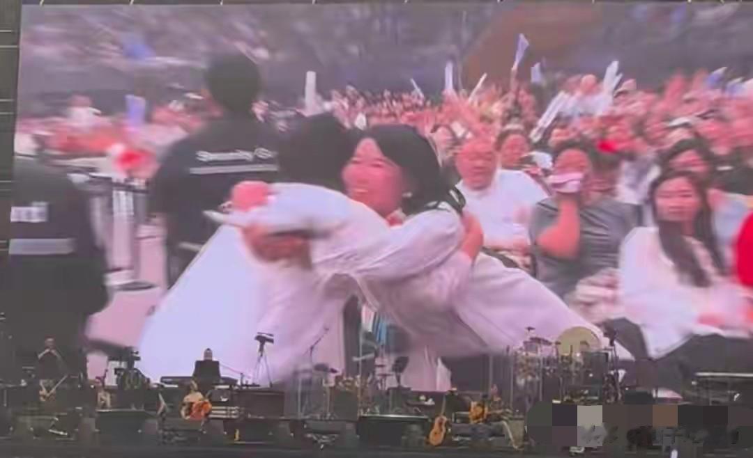 67岁张兰追星举荧光棒狂嗨被拍，网友：这哪是女强人，分明是迷妹