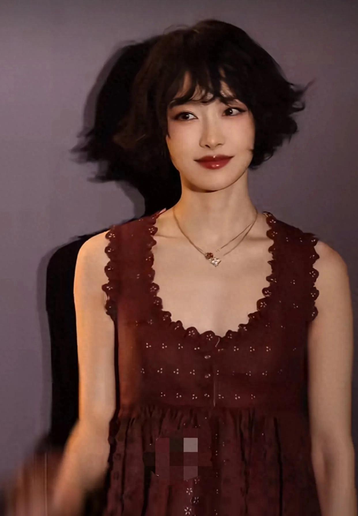 宋茜羊毛卷短发造型出席活动，精致的像洋娃娃，就是鞋太丑了