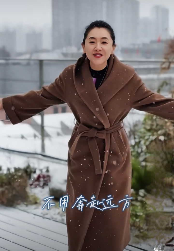 月亮姐姐咖色大衣配低马尾,京城玩雪笑容明媚,治愈感与美貌并存