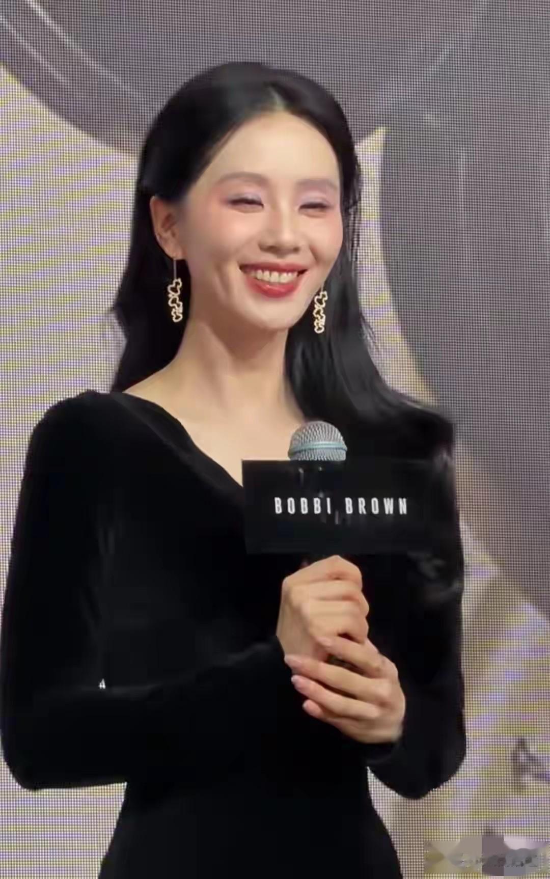 刘诗诗亮相品牌活动，黑丝绒长裙配飘逸黑发尽显东方典雅气质