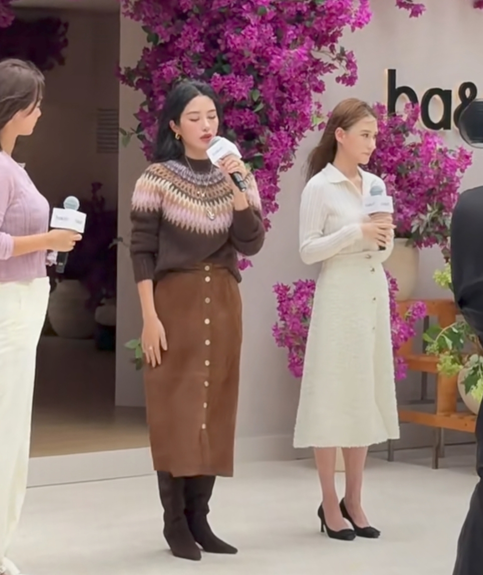 杨采钰产后首秀，穿秋装裙胯宽多了，同台何超莲生没生孩子很明显