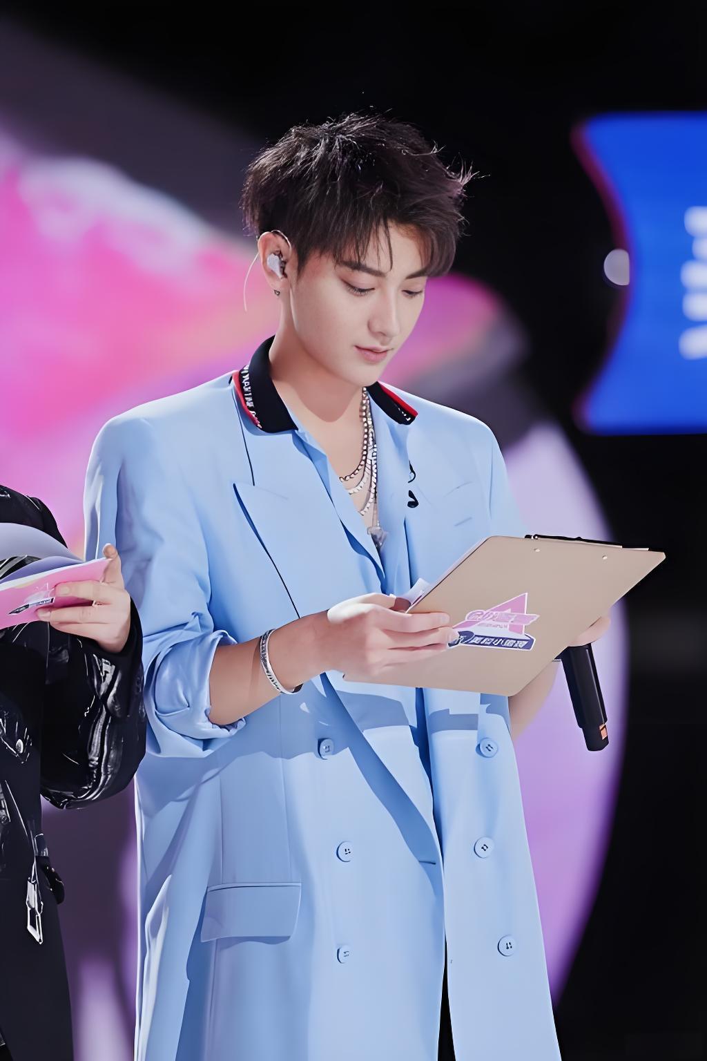 黄子韬开颅清淤缝合43针的经历震惊众人,从顶流到开厂制造卫生巾