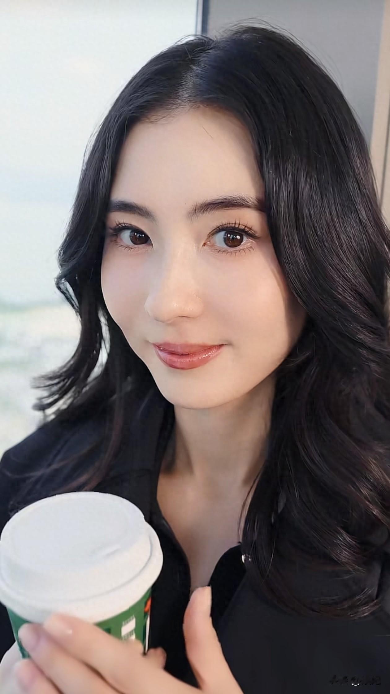 45岁张柏芝初冬穿搭：微卷发+羽绒服+长筒靴，时髦又高级，像30岁