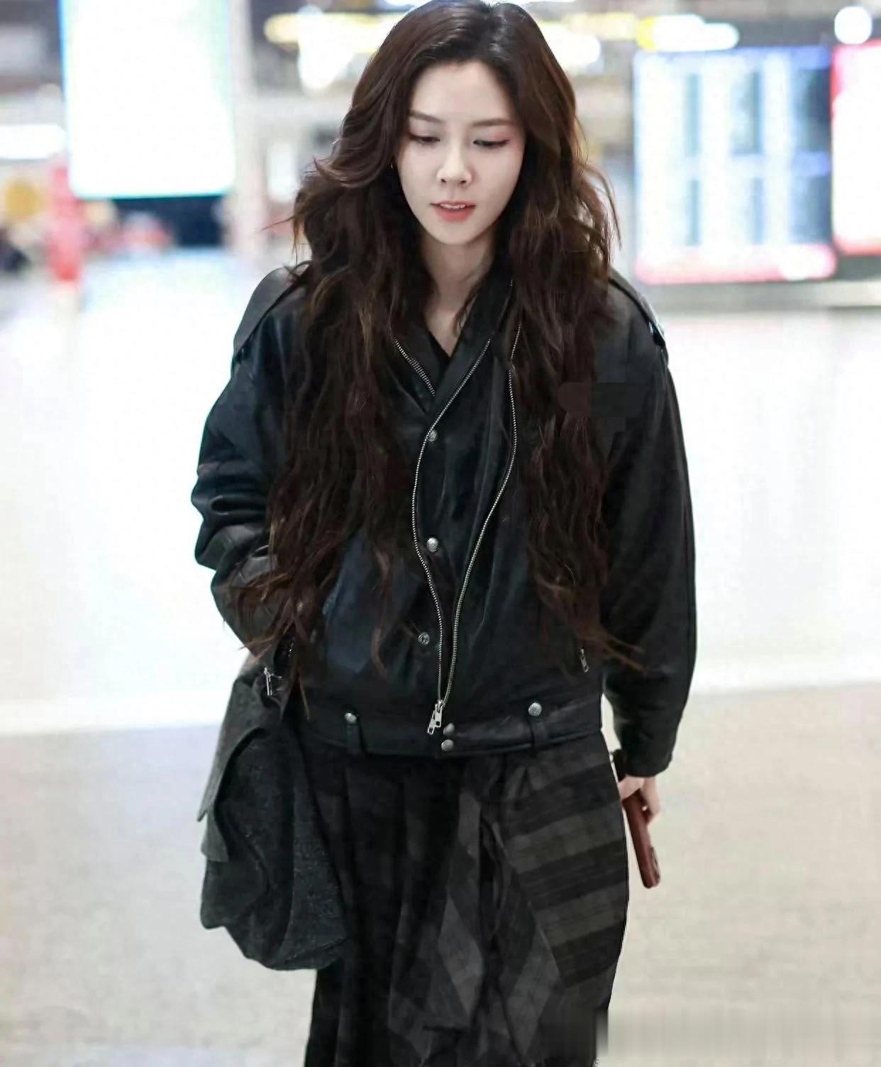 宋妍霏机场私服真时髦！黑色皮衣+格纹半裙+靴子，洋气又高级