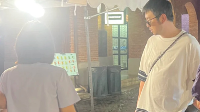 雷佳音清迈度假，妈妈妻女都很会穿，就他穿拖鞋盘着核桃没明星样