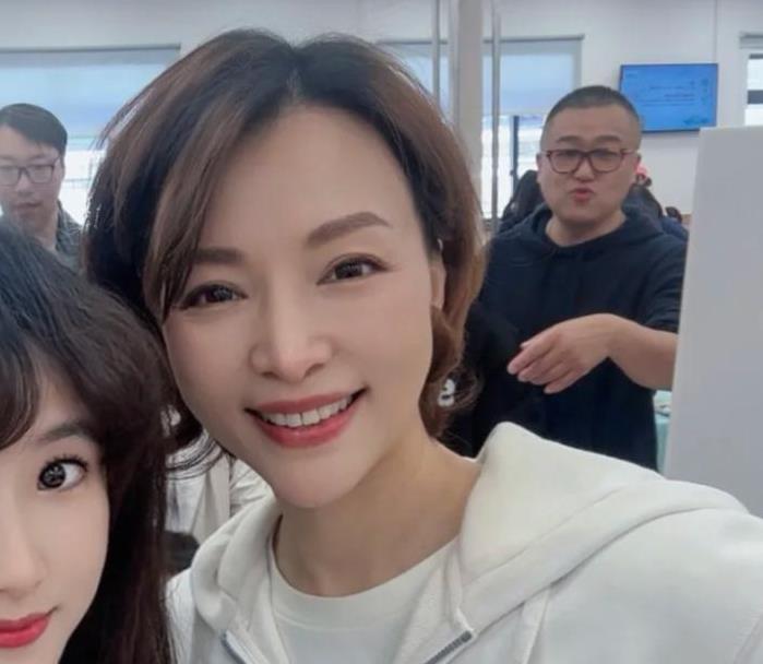 52岁董卿现身了，参加儿子学校义卖会，穿白色外套状态极好