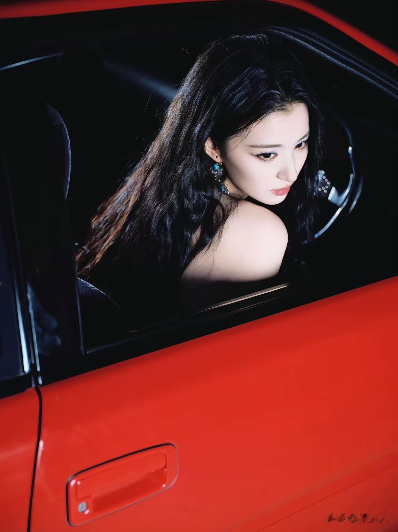 王楚然骨相出众，气质淡雅，美的让人移不开眼！