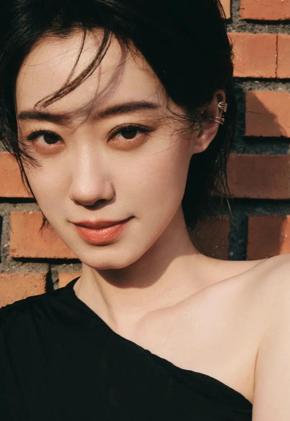 温婉大气骨相抗打 张小斐算不算顶级美人？看她的出圈神图就懂了