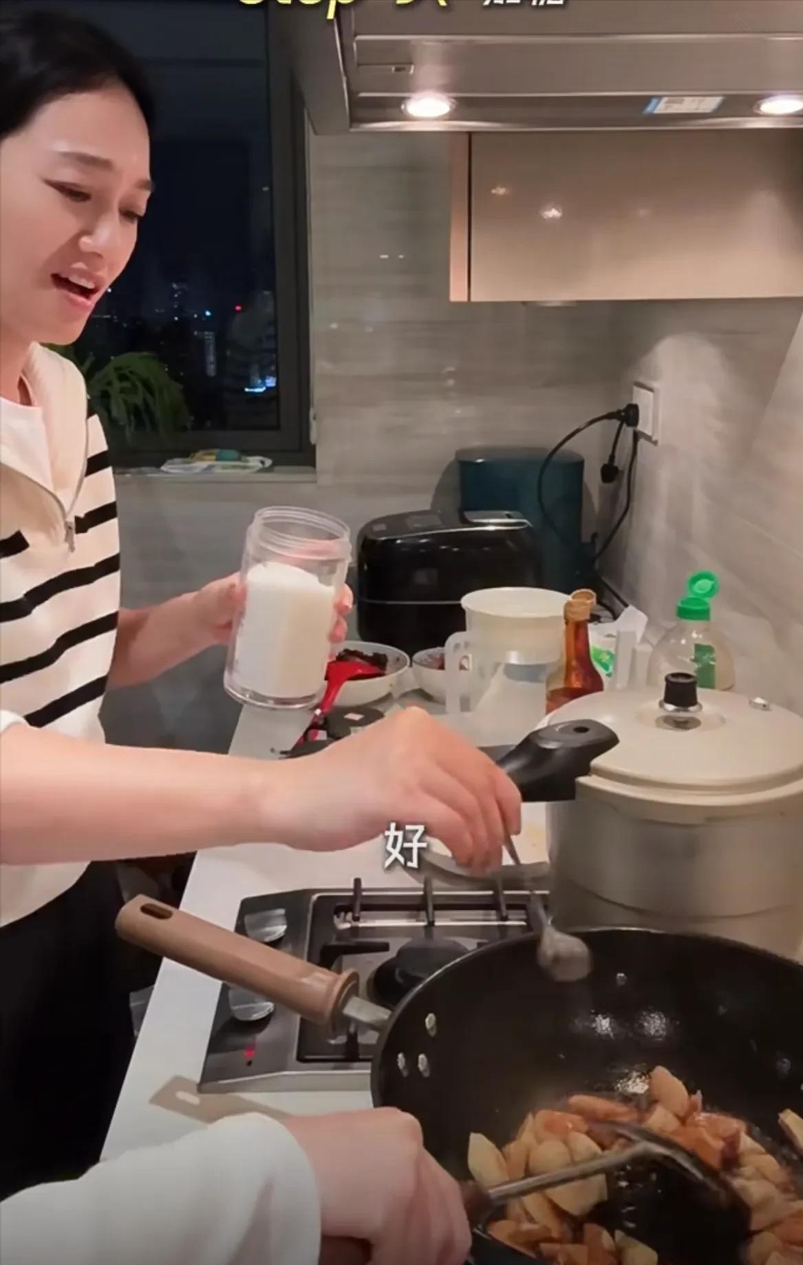 44岁朱丹回金华老家！穿水靴割茭白，吃大碗猪油面， 妈妈罕见露面