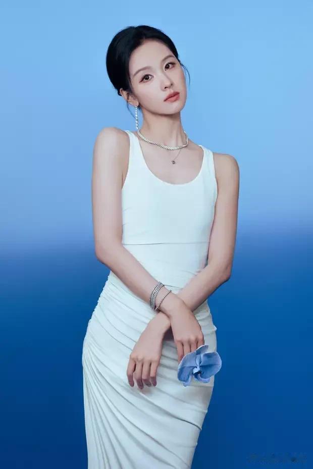 陈都灵穿白色紧身长裙气质清冷 展露曼妙身姿曲线迷人