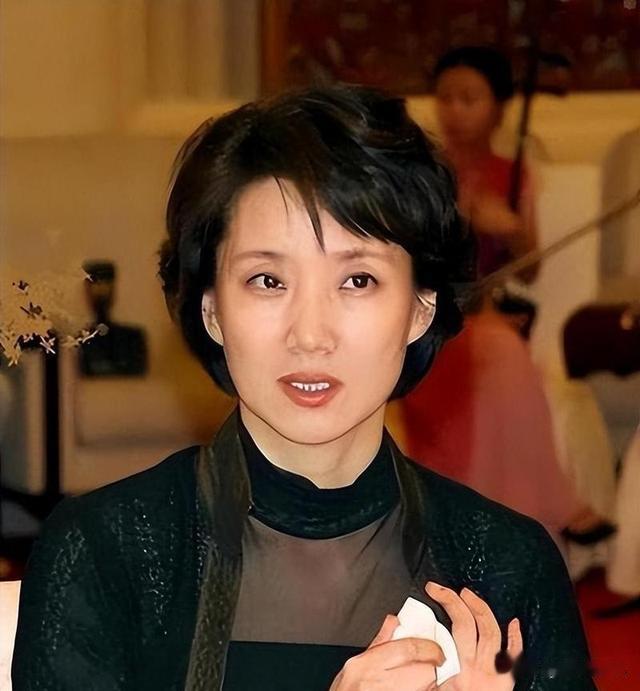 62岁李修平近照罕见曝光，退休后美到认不出，与屏幕前判若两人！