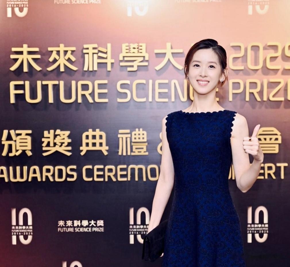 郭晶晶章泽天出席香港科学晚宴，同是豪门阔太，却都不忘自我发展