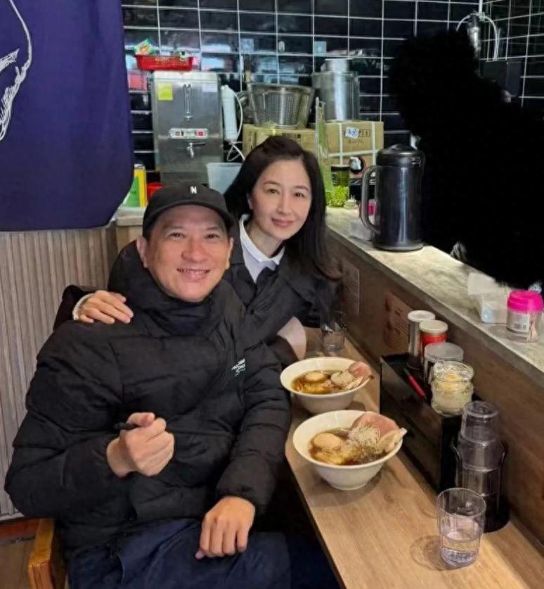 60岁关咏荷与张家辉吃日料，穿情侣装素颜似少女，嫁对人真显年轻