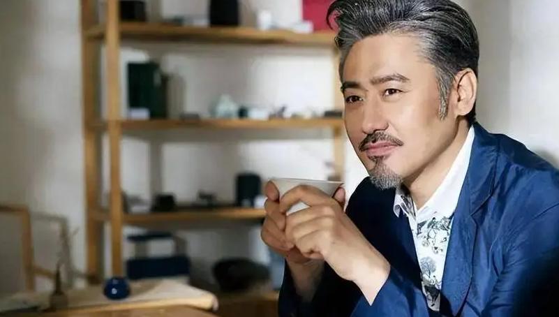 上梁不正下梁歪？半个月吴秀波迎两大噩耗，儿子两年前疑自绝后路