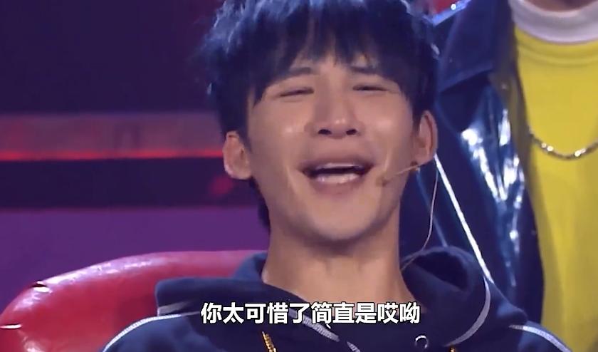 新华社45字评周深春晚表现，不提歌技却一针见血，戳中年歌迷心坎