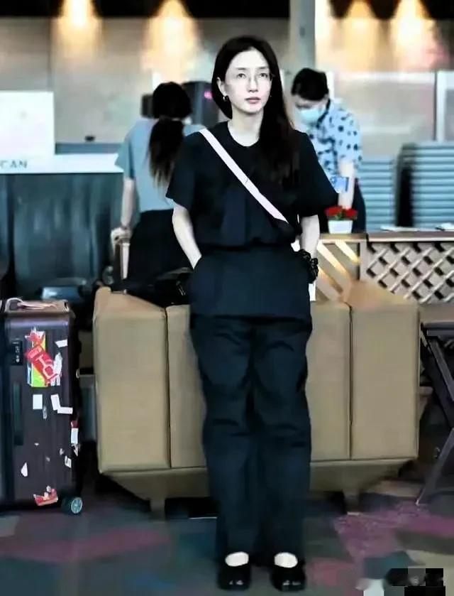江疏影素颜出现在机场里,没化妆和路人差不多,不过是真的瘦。